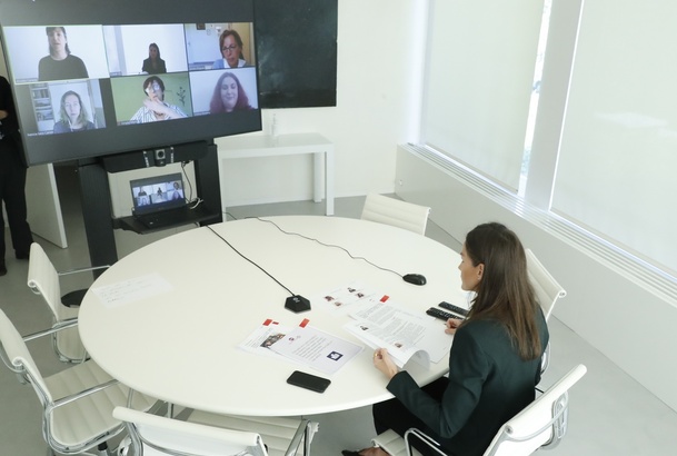Su Majestad la Reina conversa con cuatro representantes de la Fundación CERMI Mujeres