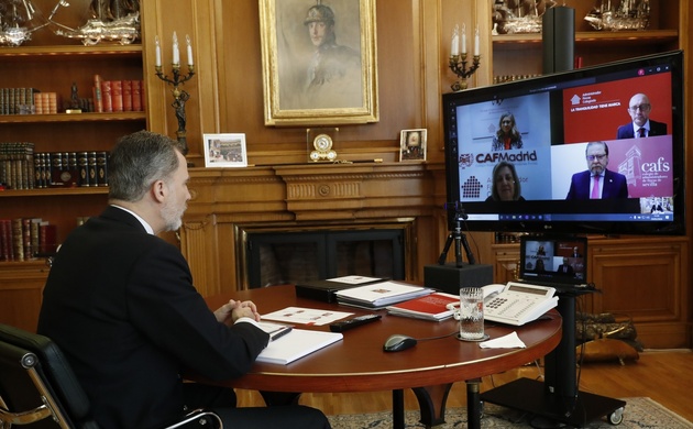 Don Felipe durante la videoconferencia con representantes del Consejo General de Colegios Profesionales de Administradores de Fincas