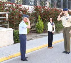 A su llegada al CMOPS, Su Majestad el Rey recibe el saludo del JEMAD, el General Miguel Ángel Villarroya Vilalta, en presencia de la ministra de Defen