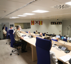 Vista general de Su Majestad el Rey con los participantes al acto con motivo del Día de la Fuerzas Armadas
