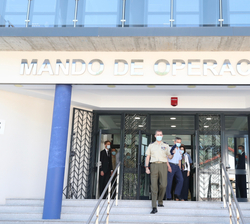 Su Majestad el Rey a su salida del Mando de Operaciones (MOPS)