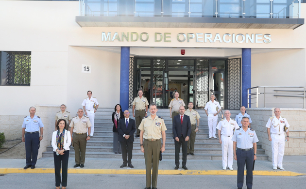 Su Majestad el Rey junto a las autoridades participantes en el acto con motivo del Día de las Fuerzas Armadas