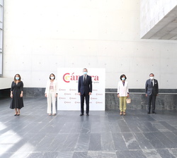 Fotografía de grupo de Su Majestad el Rey con las autoridades y miembros de la Cámara de Comercio de España asistentes al acto