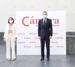 Don Felipe junto a la ministra de Industria, Comercio y Turismo, y la presidenta del Grupo Santander y vicepresidenta primera de la Cámara de Comercio