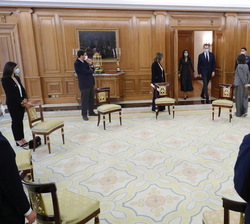Sus Majestades los Reyes con tres emprendedores sociales de Ashoka y tres jóvenes agentes de cambio para dialogar sobre innovación social