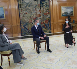 Don Felipe y Doña Letizia durante la audiencia a tres emprendedores sociales de Ashoka y tres jóvenes agentes de cambio