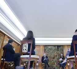 Vista general de la audiencia de Sus Majestades los Reyes con tres emprendedores sociales de Ashoka y tres jóvenes agentes de cambio para dialogar sob