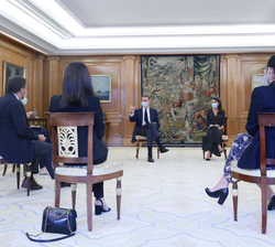 Sus Majestades los Reyes conversan con los asistentes a la audiencia