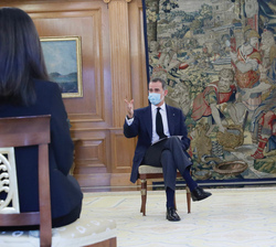 Su Majestad el Rey conversa con uno de los asistentes a la audiencia