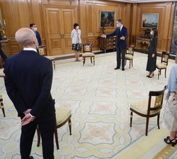Sus Majestades los Reyes con un grupo de estartaperos (fundadores de “start-ups” y emprendedores emergentes)