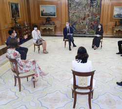 Sus Majestades los Reyes son informados por los participantes sobre el impacto de la crisis de la COVID-19 en sus respectivos sectores o proyectos y s