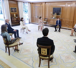 Sus Majestades los Reyes con un grupo de fundadores de “start-ups” y emprendedores emergentes