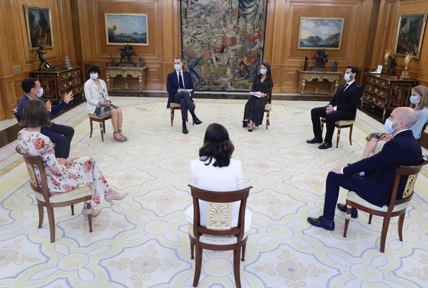 Sus Majestades los Reyes son informados por los participantes sobre el impacto de la crisis de la COVID-19 en sus respectivos sectores o proyectos y s