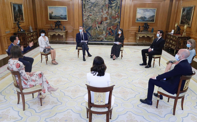 Sus Majestades los Reyes son informados por los participantes sobre el impacto de la crisis de la COVID-19 en sus respectivos sectores o proyectos y s