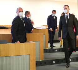Don Felipe a su llegada a la sala José María Cuevas de la CEOE