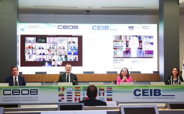 Su Majestad el Rey durante el diálogo con 23 presidentes de organizaciones empresariales de CEIB-OIE y la SEGIB, en presencia de la ministra de Indust
