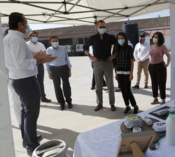 Sus Majestades los Reyes observan los productos elaborados por la Sociedad Agraria de Transformación Vega de San Martín 