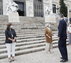 Sus Majestades los Reyes a su llegada a la sede de la Biblioteca Nacional de España