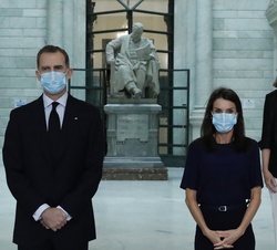 Sus Majestades los Reyes en la fachada principal de la Biblioteca Nacional de España