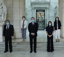 Don Feilpe y Doña en la fachada principal de la Biblioteca Nacional de España, acompañados de las autoridades que han estado presentes en la reunión p