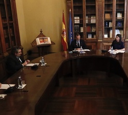 Vista de la mesa de la reunión de Sus Majestades los Reyes con la Comisión Permanente de la Biblioteca Nacional de España