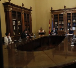 Vista general de la mesa de la reunión de Sus Majestades los Reyes con la Comisión Permanente de la Biblioteca Nacional de España