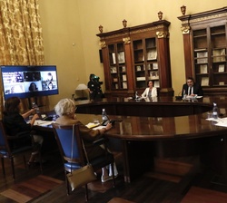 Don Felipe y Doña Letizia en el transcurso de la reunión con la Comisión Permanente de la Biblioteca Nacional de España
