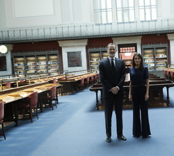 Sus Majestades los Reyes en la sala de lectura María Moliner de la Biblioteca Nacional de España