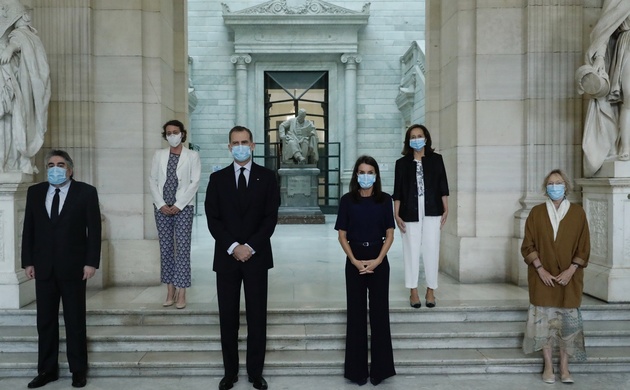 Don Feilpe y Doña en la fachada principal de la Biblioteca Nacional de España, acompañados de las autoridades que han estado presentes en la reunión p