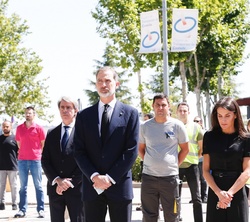 Don Felipe y Doña Letizia guardan un minuto de silencio en memoria de los fallecidos por la pandemia COVID19