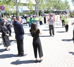 Don Felipe y Doña Letizia conversan con el personal del Centro de Transportes de Coslada tras el minuto de silencio