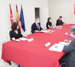 Don Felipe y Doña Letizia durante la reunión mantenida en el Centro de Transportes de Coslada (CTC)