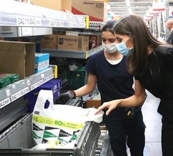 Doña Letizia durante en un momento de la visita al Centro de Distribución de Alimentación (CEDIAL) de "El Corte Inglés" de Coslada