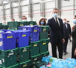 Don Felipe y Doña Letizia reciben explicaciones durante su recorrido por el Centro de Distribución de Alimentación (CEDIAL) de "El Corte Inglés&q
