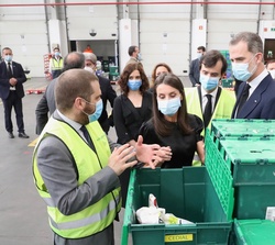 Sus Majetades los Reyes durante su visita al Centro de Distribución de Alimentación (CEDIAL) de "El Corte Inglés" de Coslada