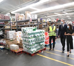 Don Felipe y Doña Letizia reciben explicaciones durante su recorrido por las Instalaciones del Centro de Distribución de Alimentación (CEDIAL) de Cosl