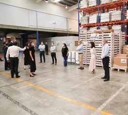 Don Felipe y Doña Letizia al finalizar la visita a las instalaciones del Centro de Distribución de Alimentación (CEDIAL) de Coslada