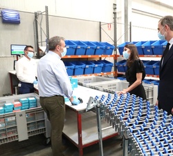 Sus Majestades los Reyes conversan con los trabajadores del Centro de Distribución de Alimentación (CEDIAL) de Coslada