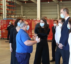 Don Felipe y Doña Letizia reciben explicaciones de uno de los trabajadores del Centro de Distribución de Alimentación (CEDIAL) de Coslada