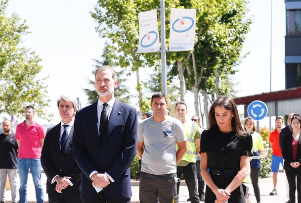 Don Felipe y Doña Letizia guardan un minuto de silencio en memoria de los fallecidos por la pandemia COVID19