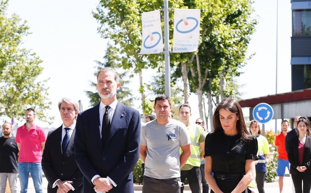 Don Felipe y Doña Letizia guardan un minuto de silencio en memoria de los fallecidos por la pandemia COVID19