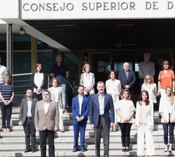 Sus Majestades los Reyes junto a autoridades y personal del Consejo Superior de Deportes (CSD) que les recibieron a su llegada al Centro de Alto Rendi