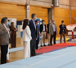 Don Felipe y Doña Letizia presencian un ejercicio del gimnasta Ray Zapata, medallista mundial en 2017