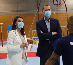Sus Majestades los Reyes conversan con el gimnasta Ray Zapata, medallista mundial en 2017
