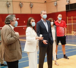 Sus Majestades los Reyes junto a Carolina Marín, durante un descanso en su entrenamiento