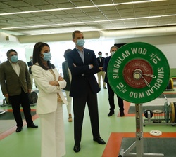 Sus Majestades los Reyes durante el entrenamiento de Lidia Valentín