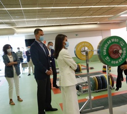 Lidia Valentín conversa con Sus Majestades los Reyes en un descanso en su entrenamiento