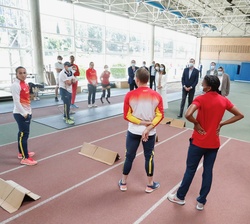 Don Felipe y Doña Letizia con algunos de los atletas en la pista de calentamiento del Centro de Alto Rendimiento (CAR)