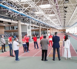 Don Felipe y Doña Letizia en la pista de calentamiento del Centro de Alto Rendimiento (CAR)