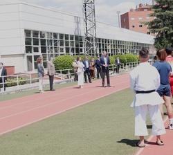 Sus Majestades los Reyes conversan con atletas y deportistas presentes en la pista de atletismo del Centro de Alto Rendimiento (CAR)